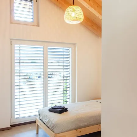 Hillside Loft, 2 Bedrooms, Max 5 Guests Apartment