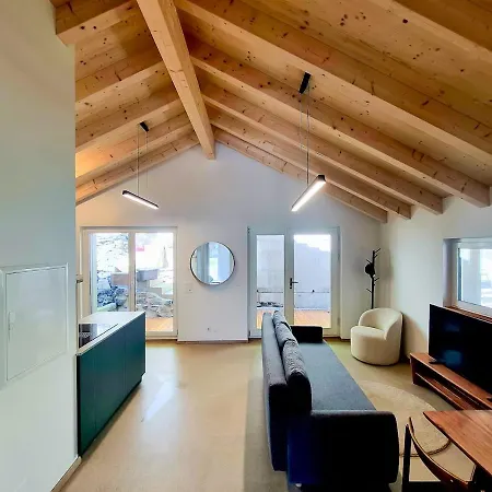 Hillside Loft, 2 Bedrooms, Max 5 Guests *
