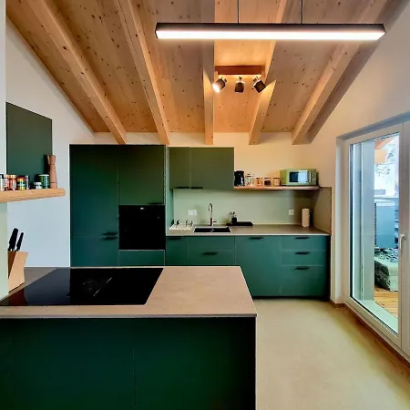 Hillside Loft, 2 Bedrooms, Max 5 Guests *