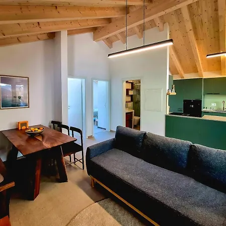 Hillside Loft, 2 Bedrooms, Max 5 Guests Apartment